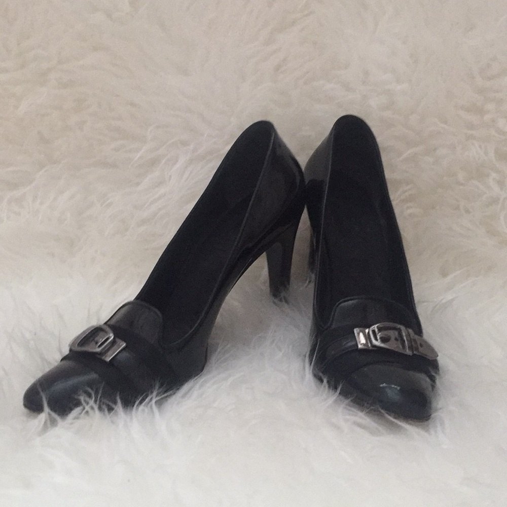 Black paten leather Gucci buckle heels